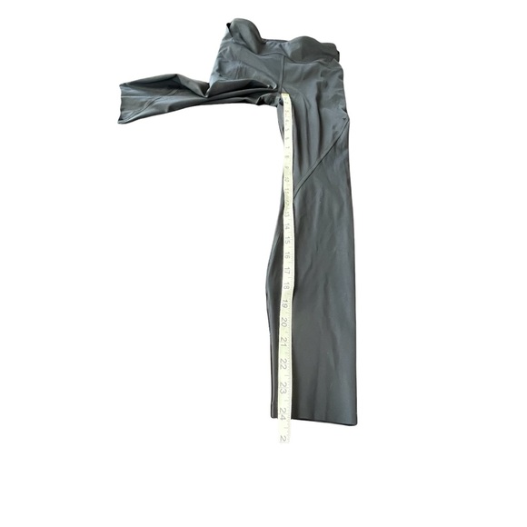 Lululemon women's Cropped Black Athletic Leggings size 4 - Picture 4 of 9